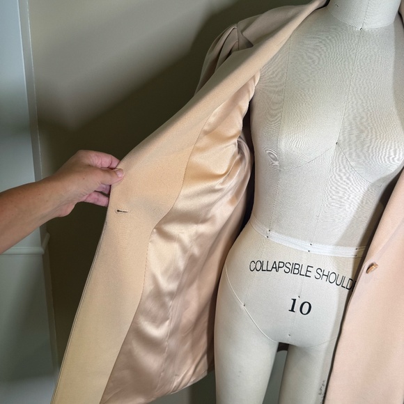 Classic Alice and Olivia Muriel Blazer/Coat with Scrunched Sleeves - Picture 6 of 8